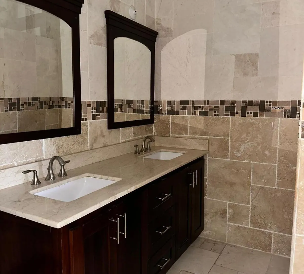 Royal Deluxe At Dillsbury Xl Apartment Kingston