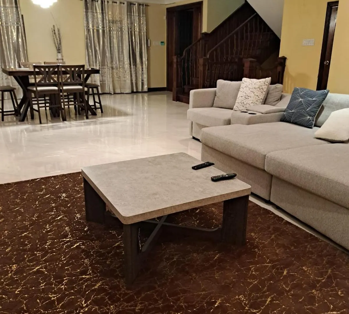 Royal Deluxe At Dillsbury Xl Apartment Kingston